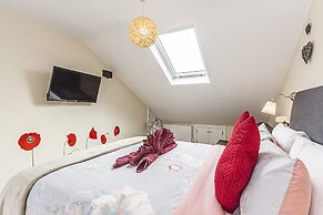 Greyhound Road Rooms