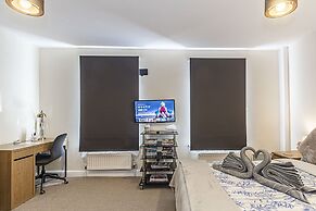 Greyhound Road Rooms