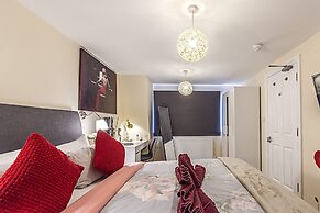 Greyhound Road Rooms