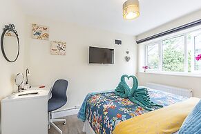 Greyhound Road Rooms