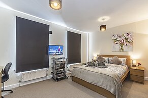 Greyhound Road Rooms