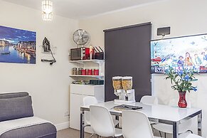 Greyhound Road Rooms