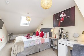 Greyhound Road Rooms