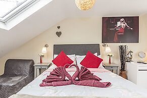 Greyhound Road Rooms