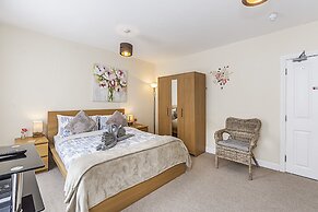 Greyhound Road Rooms