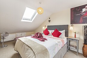 Greyhound Road Rooms