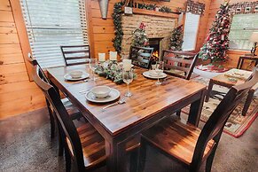 Always Christmas 2 Bedroom Cabin by RedAwning