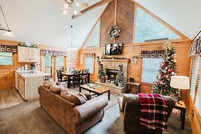 Always Christmas 2 Bedroom Cabin by RedAwning