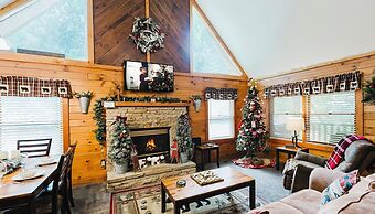 Always Christmas 2 Bedroom Cabin by RedAwning