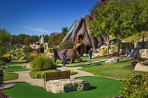 Green Mountain Grand 4 Bedroom Condo by RedAwning