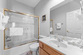 Green Mountain Grand 4 Bedroom Condo by RedAwning