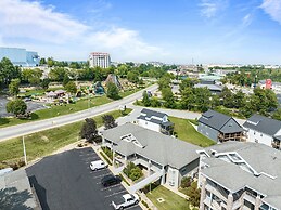 Green Mountain Grand 4 Bedroom Condo by RedAwning