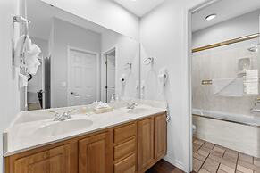 Green Mountain Grand 4 Bedroom Condo by RedAwning