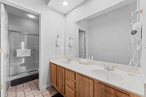 Green Mountain Grand 4 Bedroom Condo by RedAwning