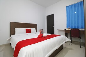 RedDoorz Plus Near Kepri Mall