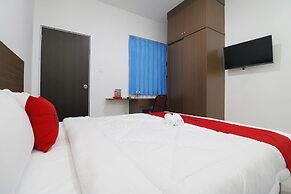 RedDoorz Plus Near Kepri Mall