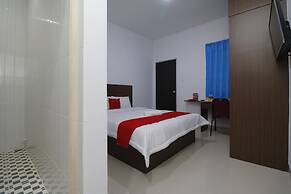 RedDoorz Plus Near Kepri Mall