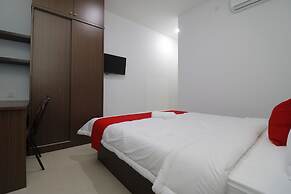 RedDoorz Plus Near Kepri Mall