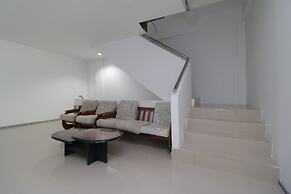 RedDoorz Plus Near Kepri Mall