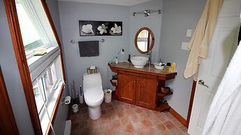 Duhamel Rock Cliff 3-Bedroom Waterfront Chalet