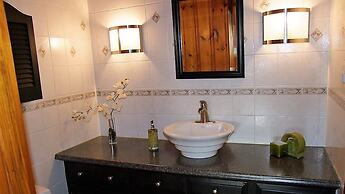 Duhamel Rock Cliff 3-Bedroom Waterfront Chalet