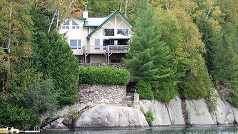 Duhamel Rock Cliff 3-Bedroom Waterfront Chalet
