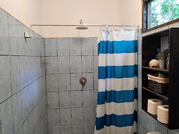 Colibri Surf House & Flats