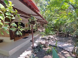 Colibri Surf House & Flats