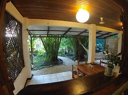 Colibri Surf House & Flats