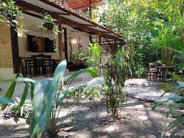 Colibri Surf House & Flats