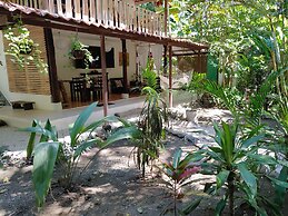 Colibri Surf House & Flats