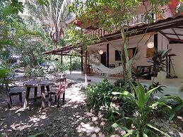 Colibri Surf House & Flats