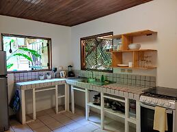 Colibri Surf House & Flats