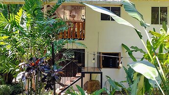 Colibri Surf House & Flats