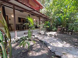 Colibri Surf House & Flats