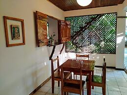 Colibri Surf House & Flats