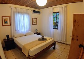 Colibri Surf House & Flats