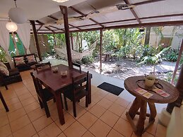 Colibri Surf House & Flats