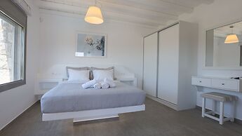 Luxury Villas  by Live&Travel