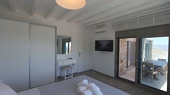 Luxury Villas  by Live&Travel