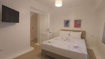 Luxury Villas  by Live&Travel