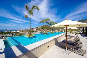 Mountain Views Rooftop Pool Condo