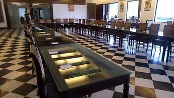 Hotel Shilton by Royal Collection