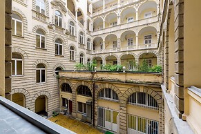 Budapest Holidays Harmony