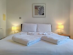 Still Life Tower Hill Deluxe