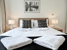 Still Life Tower Hill Deluxe