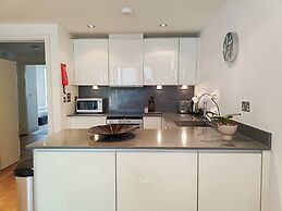 Still Life Tower Hill Deluxe