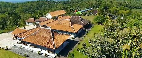 Azana Green Resort Pracimantoro