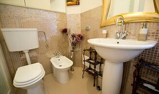 Red Hotel Downtown Unirii