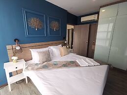 Simply Comfy Apartment by Patsamon